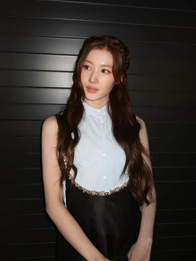 TWICE・サナ、ツヤ肌＆デコルテ際立つ黒タイトドレス姿にため息「美術品みたい」「こんなに完璧な人いる？」の画像