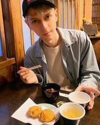 「本当に下品で引く」ロシア出身タレント、新幹線テーブルに足を置くマナー違反客に嫌悪感 「鉄道会社も同罪」の声も