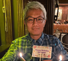 押尾学氏、シルバーヘア姿で息子を肩車する親子ショットがほほえましい！