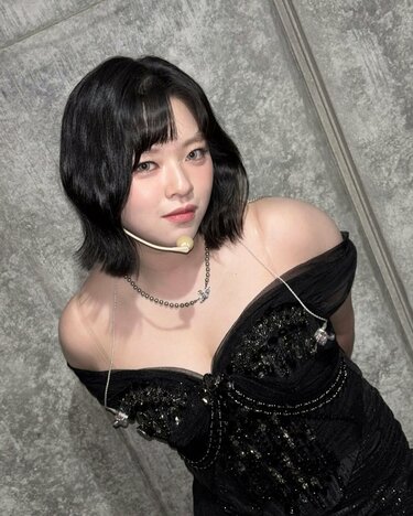 これを履く勇気ある？」TWICEジョンヨン、スリム化ボディ際立つ短パン