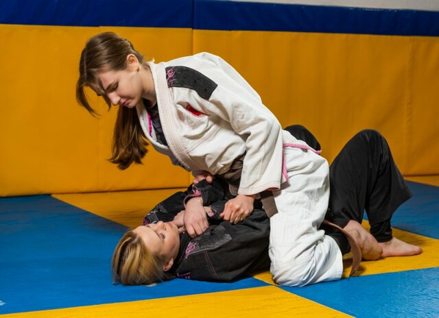 ブラジリアン柔術のトレーニングをする女性