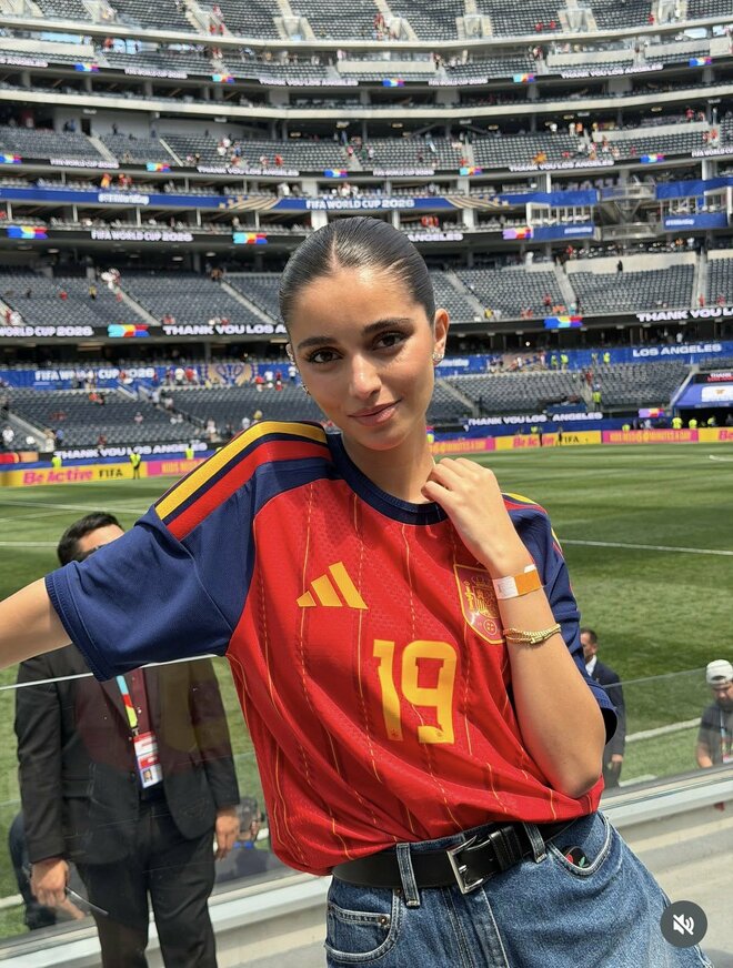 【W杯】スペイン代表と堂々交際の2歳年上“爆美女インフルエンサー”が沸騰も…直近で明かしていた私生活の苦悩の画像