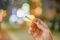 「歩きタバコってクソダサ」優里、元Juice=Juice高木紗友希との“復活半同棲”スクープも「女性関係よりも悲しい」の声