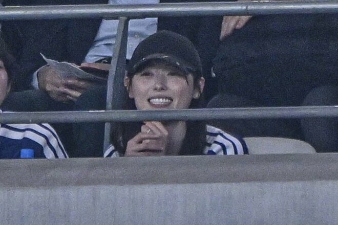 福原遥、高級ブレスレットに続き「イカつい」キャップが沸騰　夫・久保建英のユニ着用＆左手薬指の指輪にも注目の画像