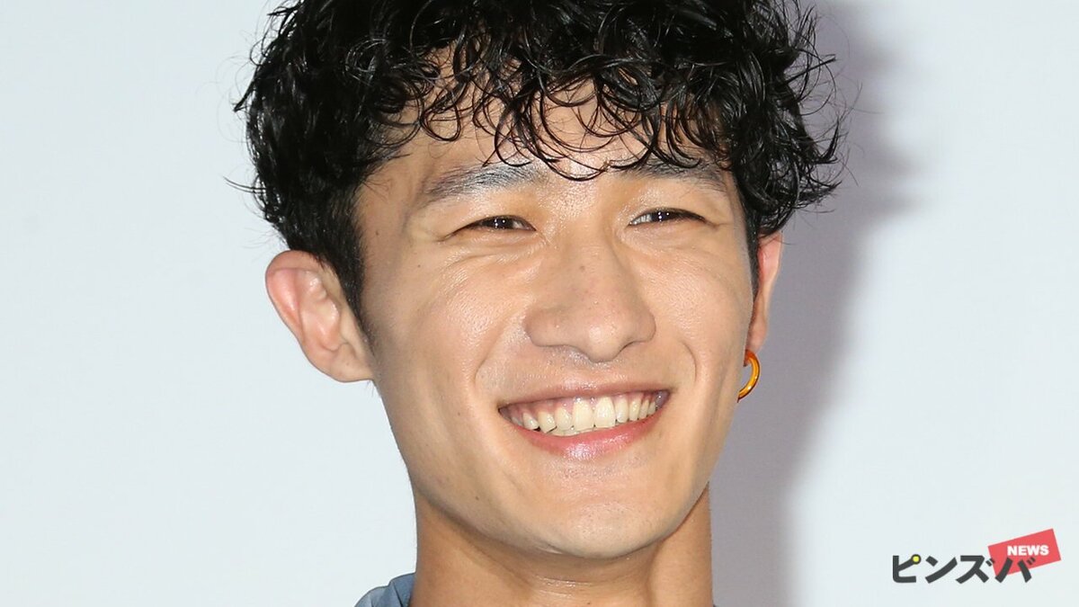 最後のドヤ顔」SnowMan岩本照、ミラノでの“ドルガバ10万円Tシャツ