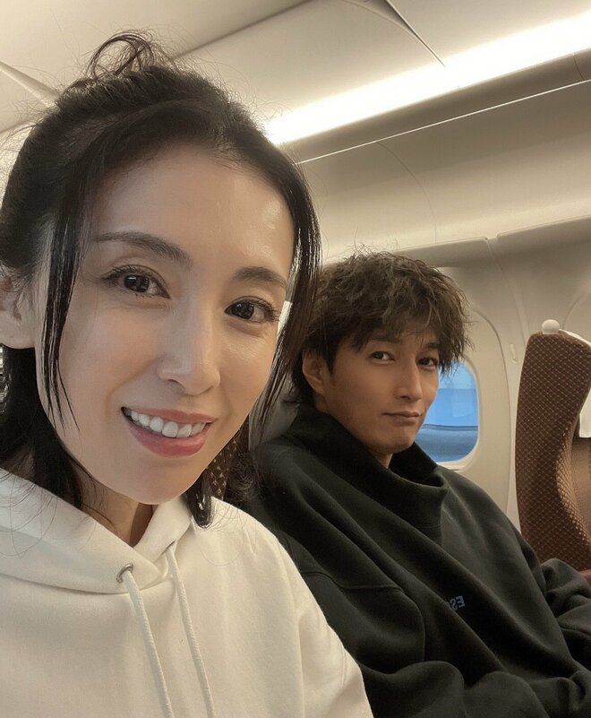 「48でこれはエグい」雛形あきこの“圧巻スタイル”22年ぶり写真集表紙を夫・天野浩成が再現「色気出てておもろい」の画像