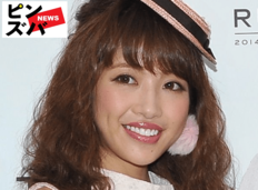 「パパそっくり」くみっきー、2歳息子がプールデビュー！イケメン夫との家族ショット公開