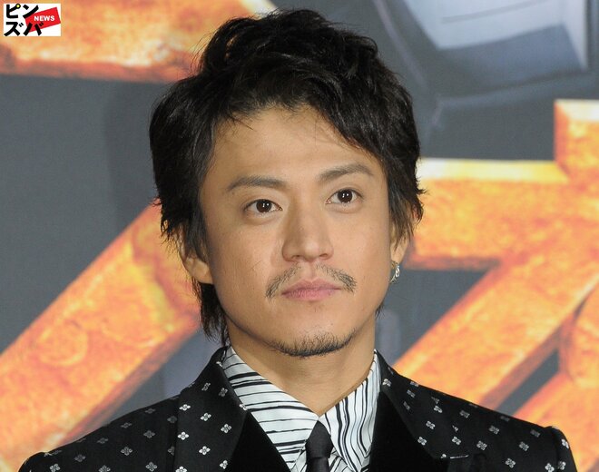 小栗旬、Netflixドラマ共演のハン・ヒョジュとの“距離が近すぎる”と心配の声　見つめ合ったりハートを作ったりイチャイチャの画像