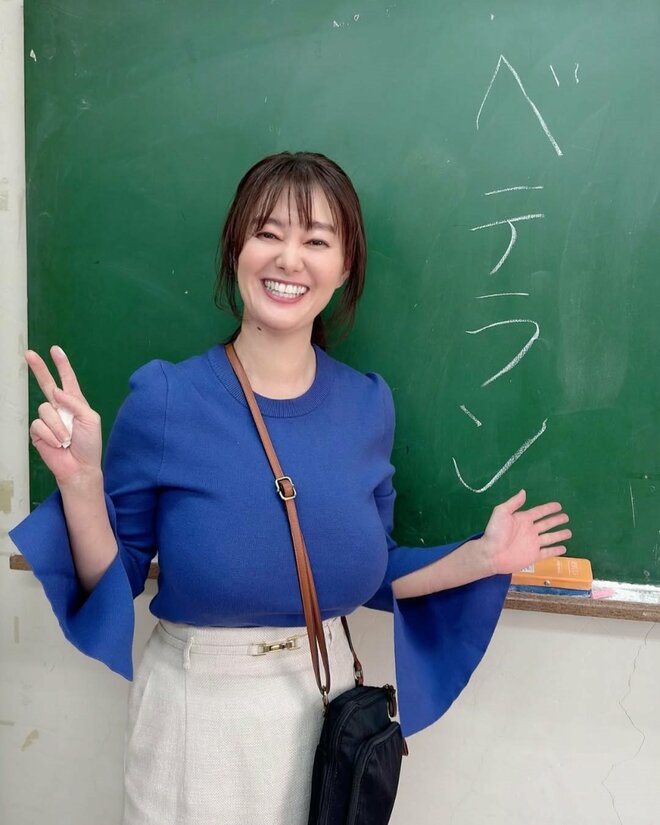 42歳“グラマラスすぎる”元NHKアナウンサー、ボディライン際立つレアなオーバーオール姿のギャップで魅了の画像