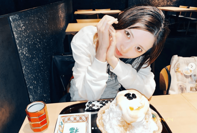 「34.4キロに激やせ」元AKB48岡田奈々、骨骨しい手に顔面激変も？最新ショットに「たくさん食べて！」「とても心配です」の声の画像