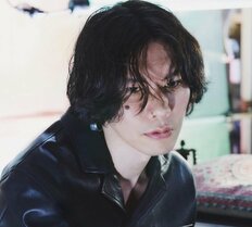 「足長すぎませんか」米津玄師、全身デニムコーデがモデル顔負け！「かっこよすぎです眼福」