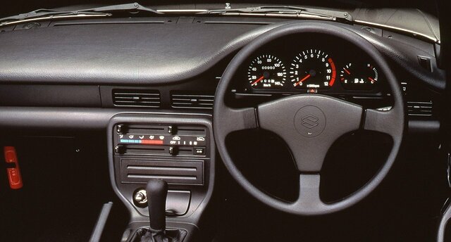 エンジン回転計を中央に配置した3連メーター