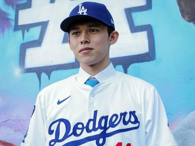 ドジャースのユニフォームを着た佐々木朗希