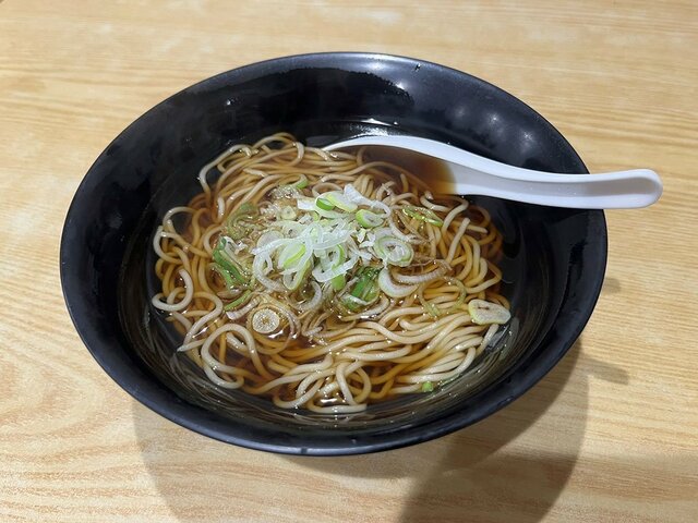 『信濃路』のかけそば　シンプルなかけそばにネギがかけられている（撮影は編集部）