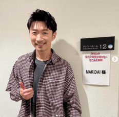「いいねひとつじゃ足りないです」EXILE・MAKIDAI“ミニマリオ”3歳息子との親子ショットに「優しいパパさん」の声！