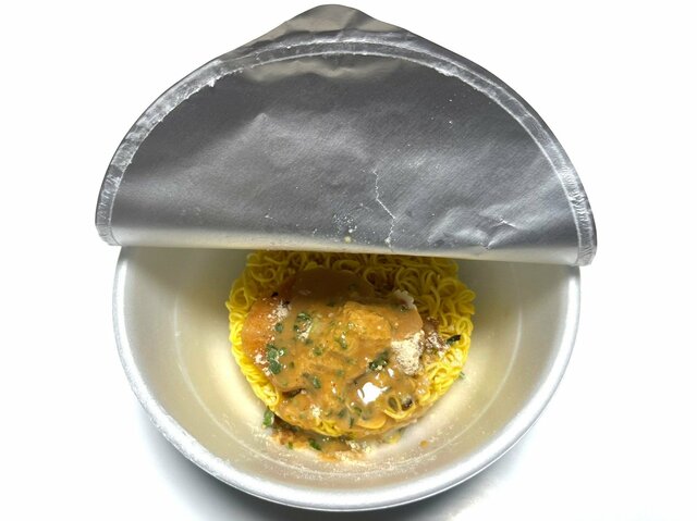 フタを半分開けたカップ麺