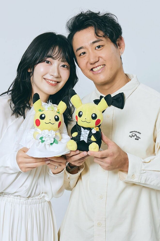 「ポケモン」のぬいぐるみを持ち微笑むウェザーニュースキャスター檜山沙耶（左）と男子テニス・西岡良仁さん（画像は檜山沙耶公式Ⅹ（@sayahiyama_1027）より）