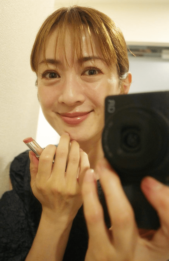 「細い〜」43歳モデル・高垣麗子、引き締まったウエストあらわなデニムコーデに「スタイル素晴らしい」「お腹が綺麗！」の声！の画像