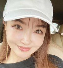 「いつまでも少女のよう」平子理沙“超若見えショートボブヘア”イメチェン姿に「お人形さんみたい」の声！