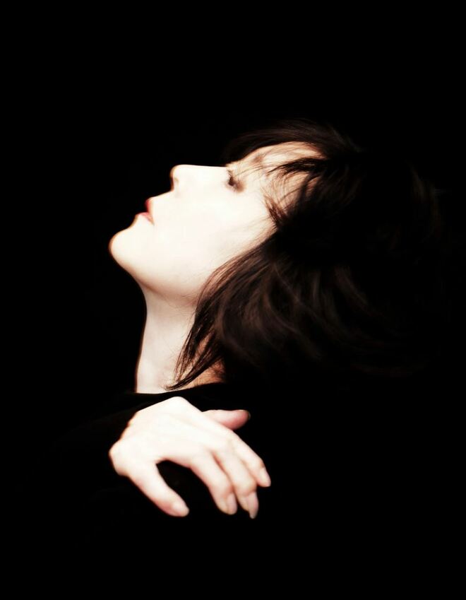 中森明菜、“同じ髪型”同日公開2つの『スローモーション』で“42年タイムスリップ” 水着映像もある10代の頃とJAZZで復活の今の画像