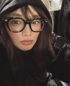 「奇跡の46歳」蛯原友里、密着レギンス姿でみせた“完璧スタイル”に驚き　ジムでマッサージ姿も…美の秘訣を公開