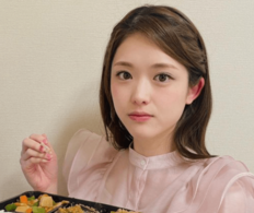 「透明感がすごい」松村沙友理、デコ出し&二の腕あらわな“30歳の肌見せ白コーデ”が最強に可憐!『ar』オフショットに「うつくし可愛い」