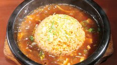土鍋を用いた熱々仕上げ　創作料理も豊富な台湾料理店で味わう“スーラータン炒飯”　横浜・高島町の話題の一皿