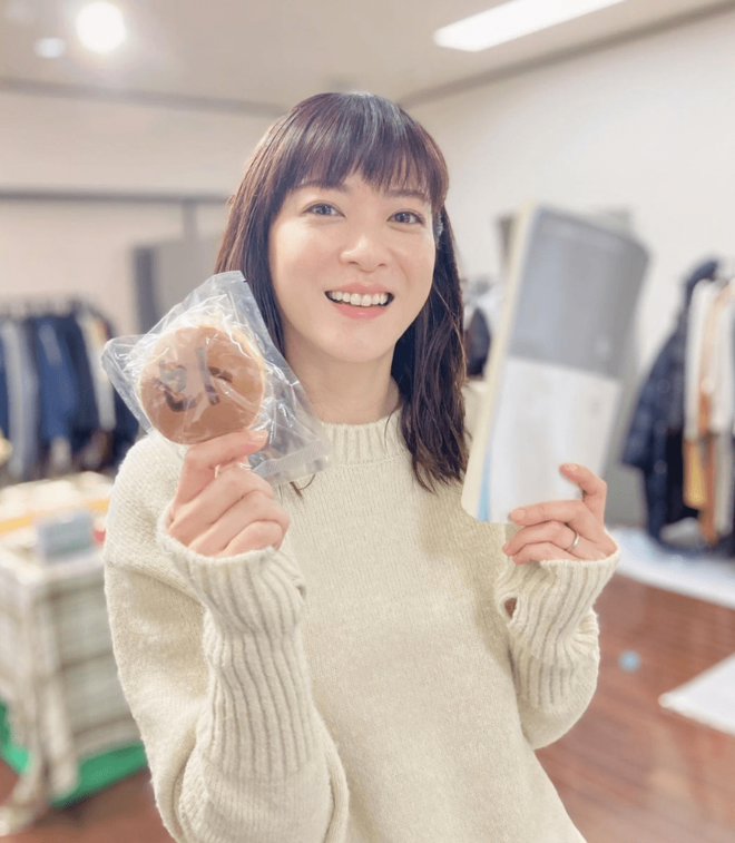 「脚が綺麗すぎる！」上野樹里が激変！濃いめメイク＆超ミニボトムス姿に驚きの声「全然イメージが違う」「なかなか見られない樹里ちゃん」の画像