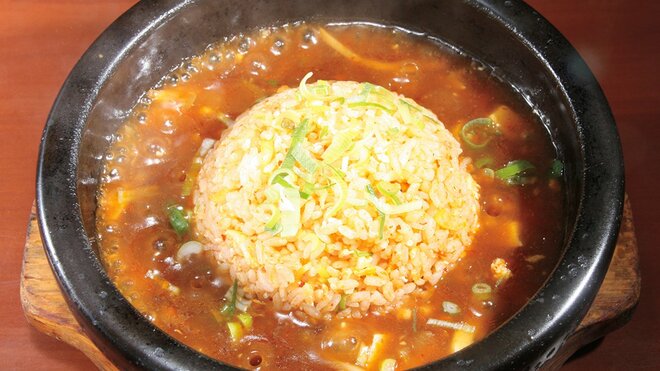 土鍋を用いた熱々仕上げ　創作料理も豊富な台湾料理店で味わう“スーラータン炒飯”　横浜・高島町の話題の一皿の画像
