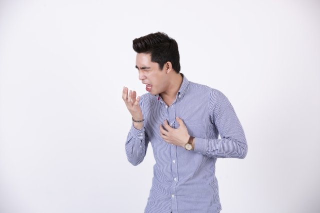 大きなくしゃみをする男性