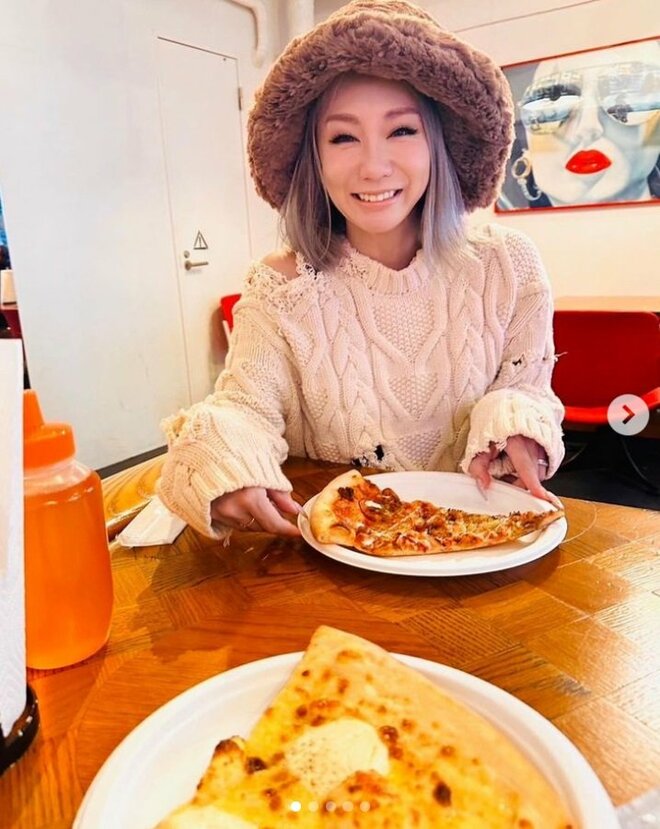 「3人並ぶと改めて素敵」倖田來未、イケメン夫＆長男と仲良し家族ショット公開！米人気アーティストが描いた似顔絵にも反響の画像