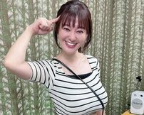 「横からのアングル！」「ドキっとする」“グラマラスすぎる”元NHKアナ、開放的夏コーデで“タツノオトシゴポーズ”披露