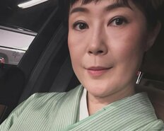 「お顔が綺麗でそっくり」「鼻筋がキレイ」寺島しのぶ、12歳イケメン息子と添い寝ショットに反響