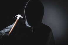 「武器を使った反撃は逆に命取り」遭遇したら戦わないことが鉄則　進化を続けるトクリュウの闇バイト強盗から「命を守る10か条」