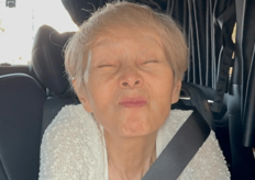 「相変わらずハンサム」研ナオコ、7歳年下イケメン夫の顔出し＆おそろコーデショットがラブラブすぎる！