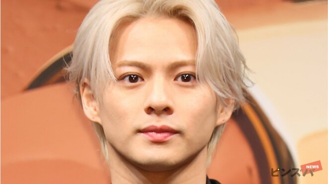 平野紫耀ファンの”聖地“サンドイッチ店閉店で勃発した「本人着席」の椅子＆机がオークションで物議の画像