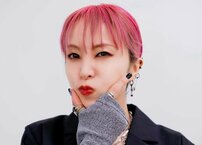 「絵みたいな不思議な美しさ」LiSA、イエロー眉とグラデアイの“病みメイク”で雰囲気ガラリ「怖いかも」の声も