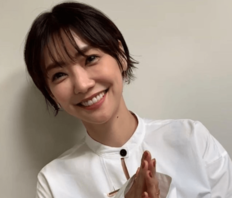 「その組み合わせなんやねん」倉科カナ、レアな日本髪＆浴衣姿でカレーを堪能する謎ショットに反響！「町娘可愛い」「わんぱくなトッピングですね」