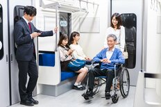 なぜ人は端の席に座りたがるのか？「電車内のどこに座るか」で見えた現代人ならではの深層心理