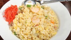 【東京・神田】70年以上続く大衆居酒屋で味わう“五目チャーハン”　「鶴亀」の酒と相性抜群の一皿