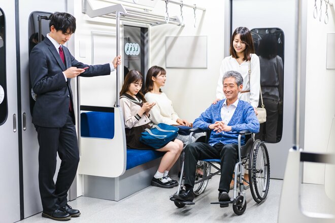 なぜ人は端の席に座りたがるのか？「電車内のどこに座るか」で見えた現代人ならではの深層心理の画像