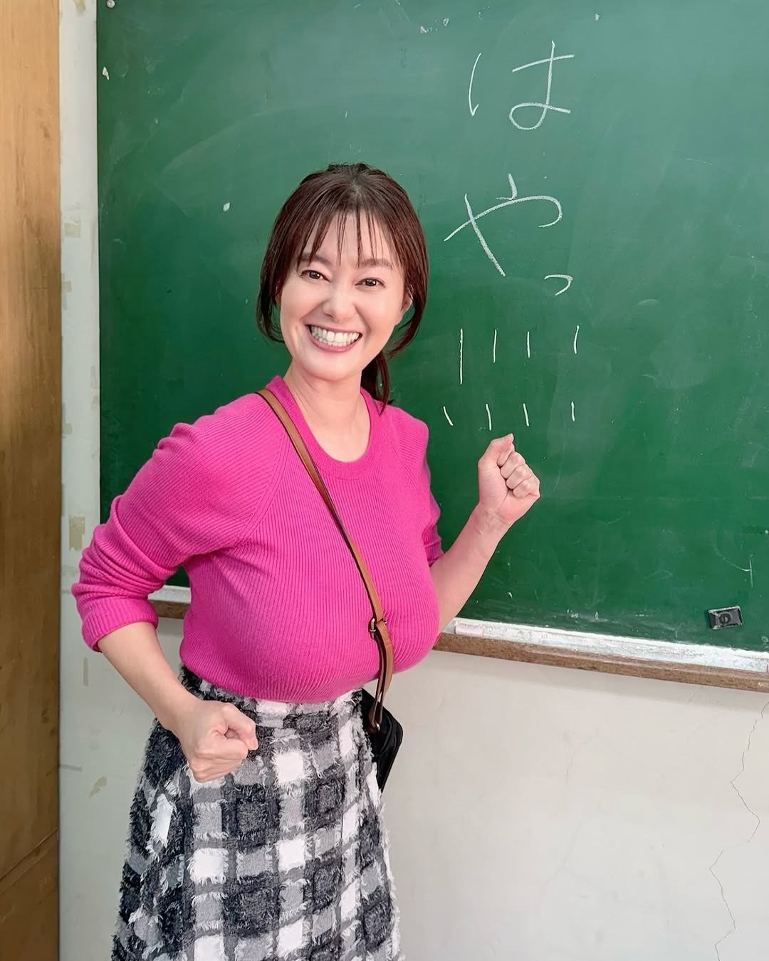 竹中知華　巨乳 逆に清々しい」42歳“グラマラスすぎる”元NHKアナ、“書”をバックに大胆ポーズ披露「かなり振り切ってますね」｜概要｜ニュース｜ピンズバNEWS