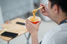 「値上げされすぎて買うのを迷う食品」ランキング、インスタント麺よりも「削るしかない」ご褒美は【トップ3】