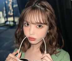 「まって腹筋えぐ……」藤田ニコル、上下カラーデニムの私服コーデで腹筋あらわ！「にこるんの体かっこいい」「仕上がってる！」