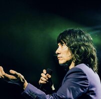 女子が「孫がいると聞いて驚いた芸能人」イエモン吉井和哉を超えた現役バリバリ芸人は？【トップ3】