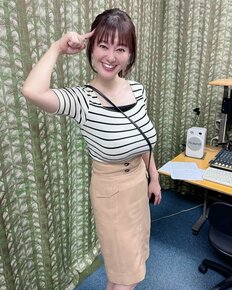 「素晴らしい大胸筋の角度」“グラマラスすぎる”元NHKアナ、『週プレ』ウエディングドレスふうショットで雰囲気激変