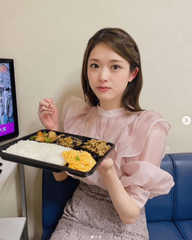 「透明感がすごい」松村沙友理、デコ出し＆二の腕あらわな“30歳の肌見せ白コーデ”が最強に可憐！『ar』オフショットに「うつくし可愛い」の画像