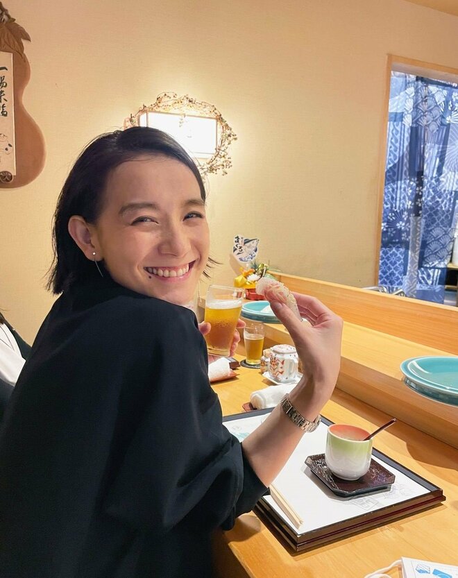 「息をのむ美しさ」篠原ともえ45歳、淑女な肌見せドレス姿に驚きの声「シノラーの面影なし」の画像