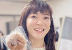 「脚が綺麗すぎる！」上野樹里が激変！濃いめメイク＆超ミニボトムス姿に驚きの声「全然イメージが違う」「なかなか見られない樹里ちゃん」