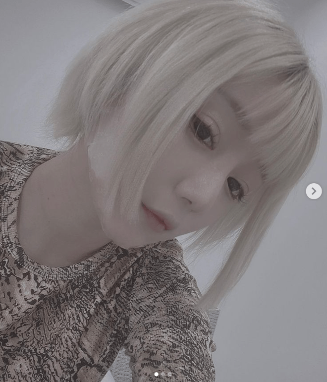 「随分顔が変わりましたね」日テレ『月曜から夜ふかし』“フェフ姉さんの相方”多田さん、ハイトーンの姫カットヘアで大胆イメチェン＆蜘蛛の巣タトゥー公開！「お人形さんみたいです」の画像